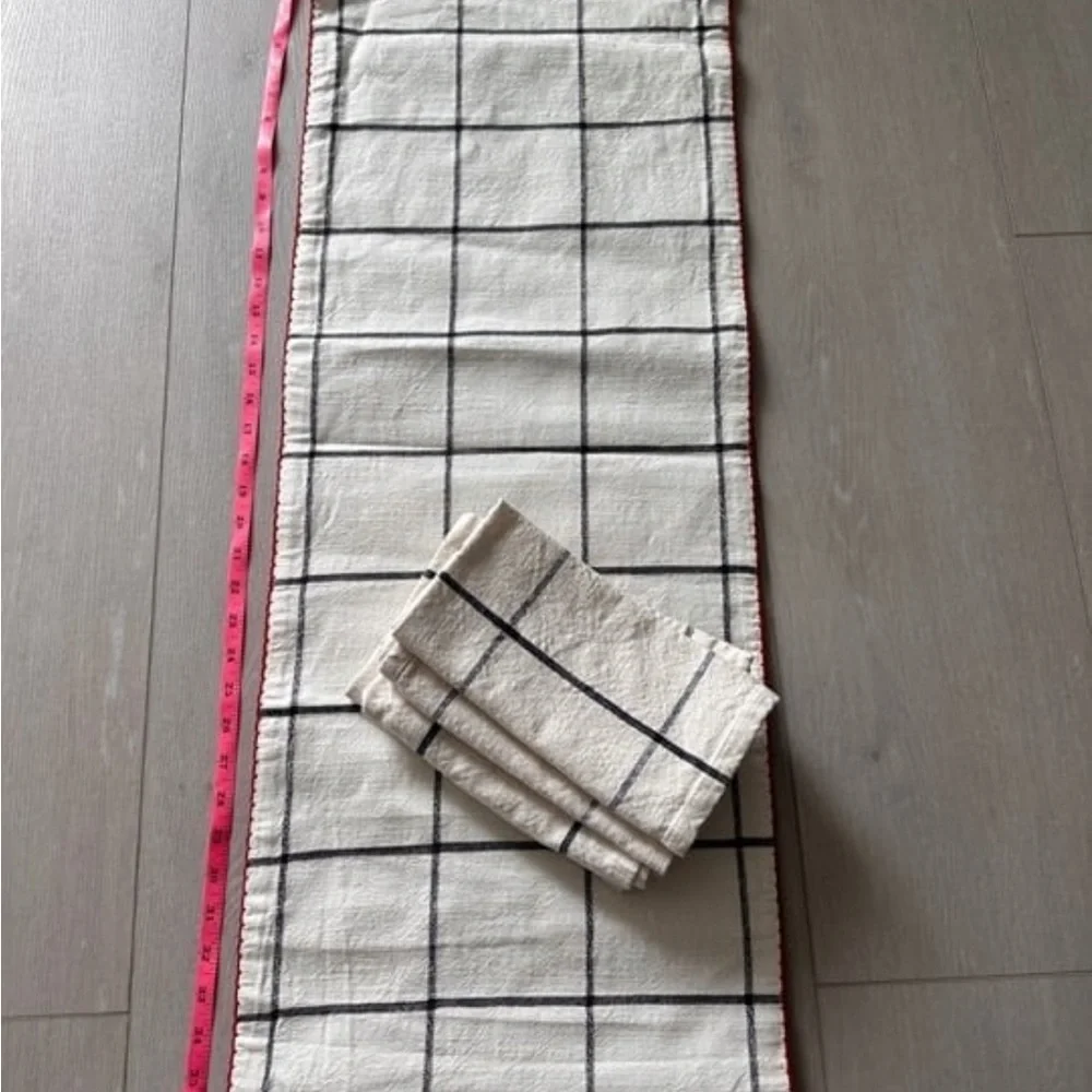 Hearth & Hand Magnolia Table Runner and Napkins Set/5 cute Red Border